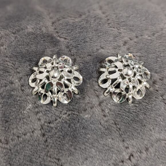Vintage 80's Rhodium Plated Floral Motif Domed Clip Earrings - Picture 11 of 11